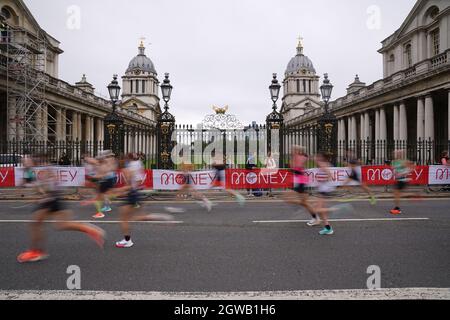 Läufer passieren das Old Naval College, Greenwich, während des Virgin Money London Marathon. Bilddatum: Sonntag, 3. Oktober 2021. Stockfoto