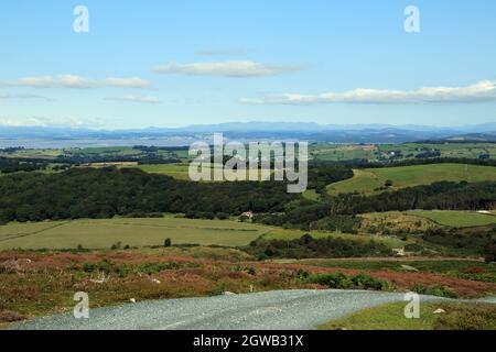 Von den unteren Rändern von Clougha Pike, Quernmore, Lancashire, England, Großbritannien können Sie die Morecambe Bay und die Seen erkunden Stockfoto