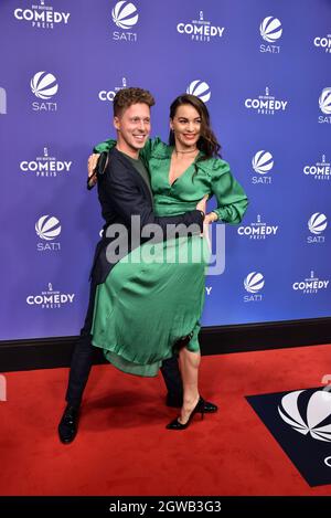 01. Oktober 2021, Nordrhein-Westfalen, Köln: Die Tänzer Renata und Valentin Lusin kommen zur Verleihung des Deutschen Comedy-Preises 2021 Foto: Horst Galuschka/dpa Stockfoto