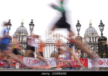 Läufer passieren das Old Naval College, Greenwich, während des Virgin Money London Marathon. Bilddatum: Sonntag, 3. Oktober 2021. Stockfoto