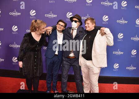 01. Oktober 2021, Nordrhein-Westfalen, Köln: Komiker kommt mit Puppe zur Preisverleihung des Deutschen Comedy-Preises 2021 Foto: Horst Galuschka/dpa Stockfoto