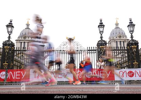 Läufer passieren das Old Naval College, Greenwich, während des Virgin Money London Marathon. Bilddatum: Sonntag, 3. Oktober 2021. Stockfoto