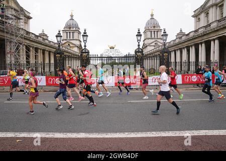 Läufer passieren das Old Naval College, Greenwich, während des Virgin Money London Marathon. Bilddatum: Sonntag, 3. Oktober 2021. Stockfoto