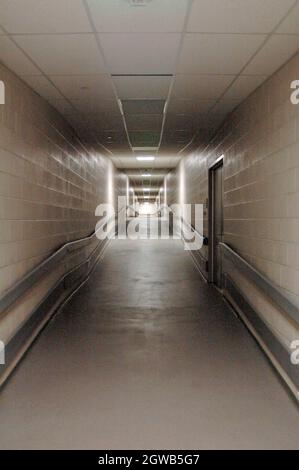 Service Access Tunnel im Untergeschoss des Gebäudes Stockfoto