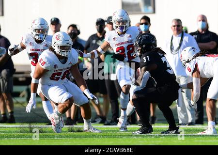 Honolulu, Hawaii, USA. Oktober 2021. Die Hawaii-Krieger, die den DEDRICK-PARSON (31) zurücklaufen, wurden von KWAMI JONES (33), EVAN WILLIAMS (32), TYSON MAEVA (58) und LEVELLE BAILEY (6) bei Clarence T.C. umgeben Ching Field Manoa Campus, Honolulu, Hawaii. (Bild: © Steven Erler/ZUMA Press Wire) Stockfoto