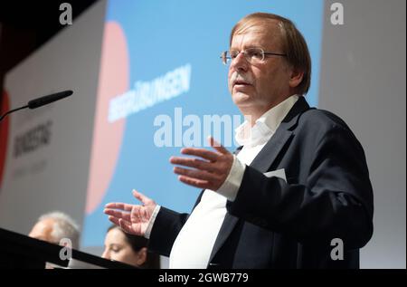 03. Oktober 2021, Nordrhein-Westfalen, Düsseldorf: Handball: DHB-Bundestag im Maritim-Hotel. Rainer Koch, Vizepräsident des DFB, spricht als Gastredner. Foto: Bernd Thissen/dpa Stockfoto