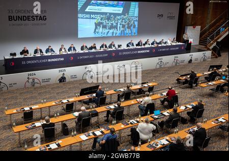 03. Oktober 2021, Nordrhein-Westfalen, Düsseldorf: Handball: DHB-Bundestag im Maritim-Hotel. Blick in die Halle. Nach acht Jahren als Vize-Präsident des Deutschen Handballbundes geht Hanning am Sonntag in den Ruhestand. Foto: Bernd Thissen/dpa Stockfoto