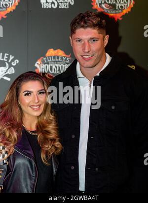 Crawley, Großbritannien. Oktober 2021. Berühmtheiten laufen auf dem roten Teppich beim Shocktober Fest im Tulleys Farm Park. Kredit: Thomas Faull/Alamy Live Nachrichten Stockfoto