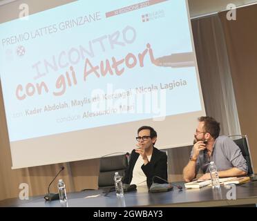 Mailand, Italien. Oktober 2021. Alba, Italien Lattes Grinzane Inhalatoren Maylis de Kerangal und Kader Abdolah, Nicola Lagioia Finalisten des Preises 201 präsentieren ihr Buch den Studenten auf dem Schloss von Grinzane auf dem Foto: Nicola Lagioia während seiner Präsentation des Buches Kredit: Unabhängige Fotoagentur/Alamy Live News Stockfoto