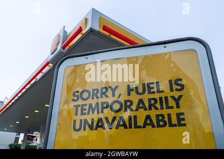 WIMBLEDON LONDON, GROSSBRITANNIEN. 3 Oktober 2021. Ein Schild vor einer Shell-Tankstelle in Wimbledon, Südwest-London, das anzeigt, dass aufgrund der Kraftstoffkrise Kraftstoff vorübergehend nicht verfügbar ist. Die Regierung hat angekündigt, dass die Militärfahrer ab Montag, dem 4. Oktober, eingesetzt werden werden, um Treibstoff für die Vordrangen zu liefern und den Mangel zu lindern, um einen harten Winter zu vermeiden. Kredit: amer ghazzal/Alamy Live Nachrichten Stockfoto