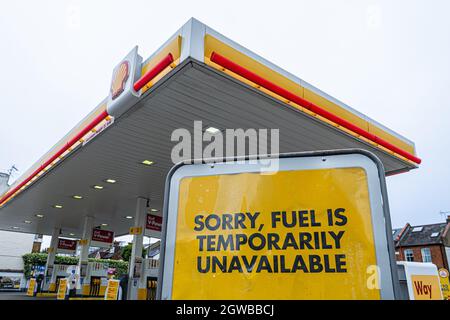 WIMBLEDON LONDON, GROSSBRITANNIEN. 3 Oktober 2021. Ein Schild vor einer Shell-Tankstelle in Wimbledon, Südwest-London, das anzeigt, dass aufgrund der Kraftstoffkrise Kraftstoff vorübergehend nicht verfügbar ist. Die Regierung hat angekündigt, dass die Militärfahrer ab Montag, dem 4. Oktober, eingesetzt werden werden, um Treibstoff für die Vordrangen zu liefern und den Mangel zu lindern, um einen harten Winter zu vermeiden. Kredit: amer ghazzal/Alamy Live Nachrichten Stockfoto