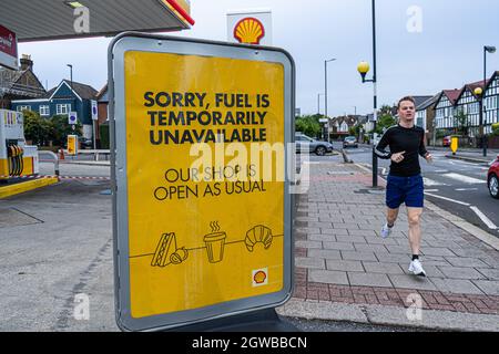 WIMBLEDON LONDON, GROSSBRITANNIEN. 3 Oktober 2021. Ein Schild vor einer Shell-Tankstelle in Wimbledon, Südwest-London, das anzeigt, dass aufgrund der Kraftstoffkrise Kraftstoff vorübergehend nicht verfügbar ist. Die Regierung hat angekündigt, dass die Militärfahrer ab Montag, dem 4. Oktober, eingesetzt werden werden, um Treibstoff für die Vordrangen zu liefern und den Mangel zu lindern, um einen harten Winter zu vermeiden. Kredit: amer ghazzal/Alamy Live Nachrichten Stockfoto