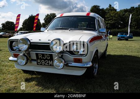 Klassischer Ford Escort Rallye-Wagen mit zusätzlichen Scheinwerfern bei einer Outdoor-Motorshow Stockfoto