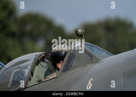 Ein Passagierflug in einer Supermarine Spitfire IX bei Aero Legends, Headcorn (Lashenden), UK., mit Flt LT Antony Parkinson MBE 'Parky', Elizabeth NH341 Stockfoto