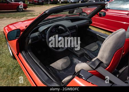 Rotes BMW Cabriolet mit schwarzen Ledersitzen und Armaturenbrett auf der Oldtimer-Ausstellung Stockfoto