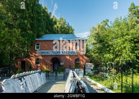 Am Eingang des kleinen Gebäudes befinden sich Grabsteine. Die Inschrift auf dem Gebäude Cemetery Administration. Das Foto wurde in Chelyabins aufgenommen Stockfoto