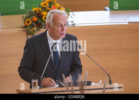 Dresden, Deutschland. Oktober 2021. Jean-Marc Ayrault, ehemaliger Premierminister von Frankreich, spricht während der Feier des Tages der Deutschen Einheit im Plenarsaal des Sächsischen Parlaments. Quelle: Matthias Rietschel/dpa/Alamy Live News Quelle: dpa picture Alliance/Alamy Live News Stockfoto