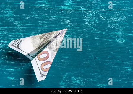 Papierebene. Flugzeug aus Dollar-Banknoten gefaltet. Stockfoto