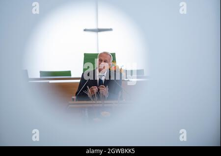 Dresden, Deutschland. Oktober 2021. Jean-Marc Ayrault, ehemaliger Premierminister von Frankreich, spricht während der Feier des Tages der Deutschen Einheit im Plenarsaal des Sächsischen Parlaments. Quelle: Matthias Rietschel/dpa/Alamy Live News Quelle: dpa picture Alliance/Alamy Live News Stockfoto