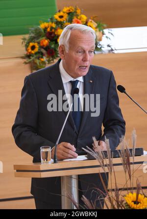 Dresden, Deutschland. Oktober 2021. Jean-Marc Ayrault, ehemaliger Premierminister von Frankreich, spricht während der Feier des Tages der Deutschen Einheit im Plenarsaal des Sächsischen Parlaments. Quelle: Matthias Rietschel/dpa/Alamy Live News Quelle: dpa picture Alliance/Alamy Live News Stockfoto