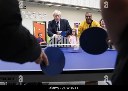 Premierminister Boris Johnson spielt Tischtennis während eines Besuchs in der Hideout Youth Zone in Manchester. Bilddatum: Sonntag, 3. Oktober 2021. Stockfoto