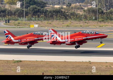 Royal Air Force British Aerospace Hawk T1A des Red Arrows Display Teams verlässt Malta nach der Teilnahme an i Stockfoto