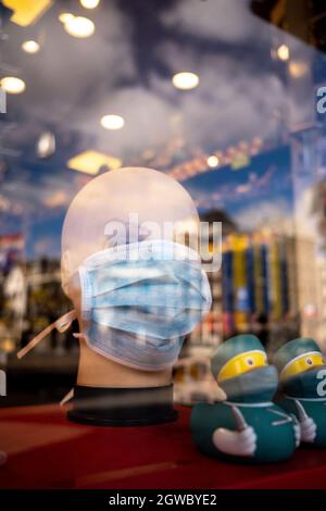 Dummy's mit Maske auf dem Display, um Bewusstsein für die Bedeutung des Tragens von Maske und Sicherheit zu schaffen. Frankreich. Stockfoto