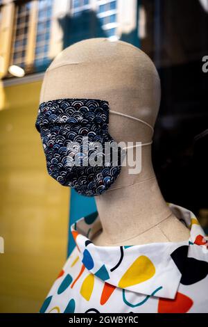 Dummy's mit Maske auf dem Display, um Bewusstsein für die Bedeutung des Tragens von Maske und Sicherheit zu schaffen. Frankreich. Stockfoto