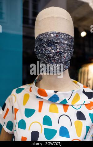 Dummy's mit Maske auf dem Display, um Bewusstsein für die Bedeutung des Tragens von Maske und Sicherheit zu schaffen. Frankreich. Stockfoto