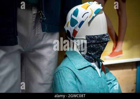 Dummy's mit Maske auf dem Display, um Bewusstsein für die Bedeutung des Tragens von Maske und Sicherheit zu schaffen. Frankreich. Stockfoto