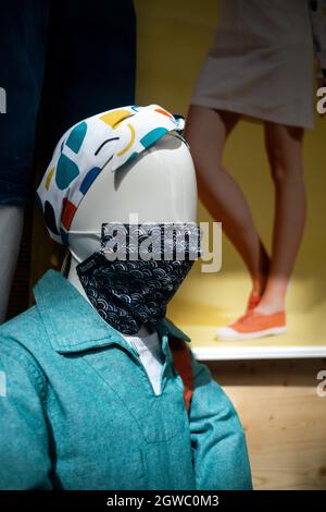 Dummy's mit Maske auf dem Display, um Bewusstsein für die Bedeutung des Tragens von Maske und Sicherheit zu schaffen. Frankreich. Stockfoto