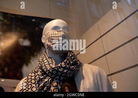 Dummy's mit Maske auf dem Display, um Bewusstsein für die Bedeutung des Tragens von Maske und Sicherheit zu schaffen. Frankreich. Stockfoto