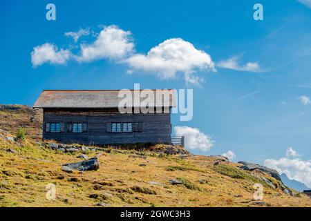 BERNINA Schweiz 27. September 2021: Altes Holzhaus am Berninapass Stockfoto