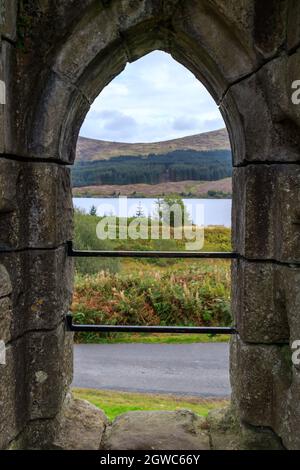 LOCH DOON, SCHOTTLAND - 18. SEPTEMBER 2019 : Blick auf loch Doon durch einen Torbogen der Ruinen Loch Doon Castle South Ayrshire Schottland Stockfoto