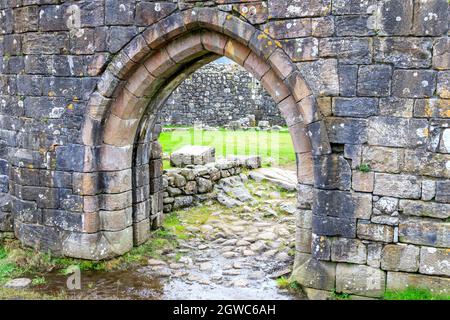 LOCH DOON, SCHOTTLAND - 18. SEPTEMBER 2019 : Ein Blick durch einen Torbogen auf die inneren Ruinen von Loch Doon Castle South Ayrshire Schottland Stockfoto