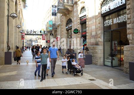 Orthodoxe jüdische Familie, die während des Coronavirus-Pandemas in der fast leeren Mamilla Mall oder der Alrov Mamilla Avenue in der Nähe des Jaffa-Tores in Jerusalem spazieren ging. Stockfoto