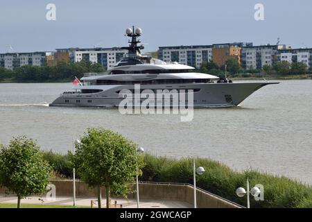 Luxusyacht Kismet bei Sonnenuntergang auf der Themse in London Stockfoto