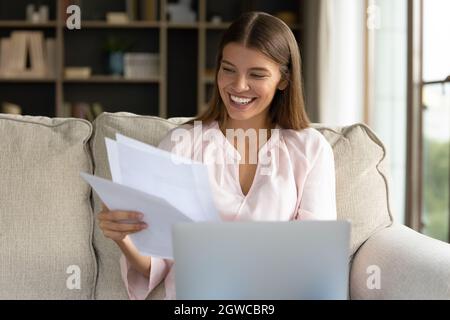 Glückliches junges Studentenmädchen, das einen Zulassungsbrief von der Business School erhält Stockfoto