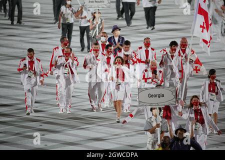 23. JULI 2021 - TOKIO, JAPAN: Georgiens Fahnenträger Nino Salukvadze und Lasha Talakhadze betreten während des Olympischen Stadions mit ihrer Delegation Stockfoto