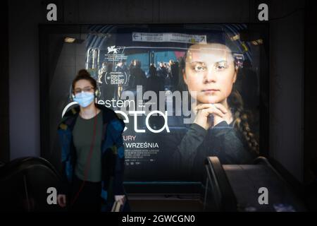 Am 01. Oktober 2021 ist eine Anzeige für eine neue Dokumentation über die Klimaaktivistin Greta Thunberg an der U-Bahn-Station Metro Centrum in Warschau, Polen, zu sehen. (Foto von Jaap Arriens / Sipa USA) Stockfoto