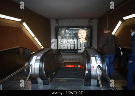 Am 01. Oktober 2021 ist eine Anzeige für eine neue Dokumentation über die Klimaaktivistin Greta Thunberg an der U-Bahn-Station Metro Centrum in Warschau, Polen, zu sehen. (Foto von Jaap Arriens / Sipa USA) Stockfoto