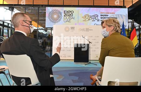 Dubai, Vereinigte Arabische Emirate. Oktober 2021. Nicole Hoffmeister-Kraut (CDU, r), Wirtschaftsministerin Baden-Württembergs, und Ernst Peter Fischer, deutscher Botschafter in den Vereinigten Arabischen Emiraten, sprechen bei der Eröffnung des Pavillons Baden-Württemberg auf der Expo in Dubai. Sechs Monate lang präsentiert sich der Südwesten Deutschlands dort mit 40 Innovationungsprojekten sowie kulturellen und kulinarischen Darbietungen. Baden-Württemberg ist das einzige Bundesland, das mit einem eigenen Pavillon auf der Messe vertreten ist. Stockfoto