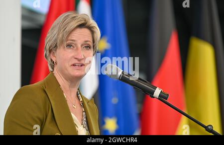 Dubai, Vereinigte Arabische Emirate. Oktober 2021. Die baden-württembergische Wirtschaftsministerin Nicole Hoffmeister-Kraut (CDU) spricht bei der Eröffnungsveranstaltung des baden-württembergischen Pavillons auf der Expo in Dubai. Sechs Monate lang wird sich der Südwesten dort mit 40 Innovationungsprojekten sowie kulturellen und kulinarischen Darbietungen präsentieren. Baden-Württemberg ist das einzige Bundesland, das mit einem eigenen Pavillon auf der Messe vertreten ist. Stockfoto