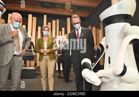 03. Oktober 2021, Vereinigte Arabische Emirate, Dubai: Ulrich Kromer (l-r), Direktor der Baden-Württembergischen Pavillons, Nicole Hoffmeister-Kraut (CDU), Wirtschaftsministerin Baden-Württembergs, und Ernst Peter Fischer, deutscher Botschafter in den Vereinigten Arabischen Emiraten, schauen sich die Ausstellung zur Eröffnung des Baden-Württembergischen Pavillons auf der Expo in Dubai an. Sechs Monate lang präsentiert sich der Südwesten Deutschlands dort mit 40 Innovationungsprojekten sowie kulturellen und kulinarischen Darbietungen. Baden-Württemberg ist das einzige Bundesland, das mit einem eigenen Pavillon auf der Messe vertreten ist. Stockfoto