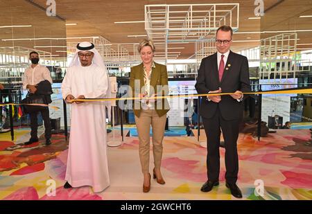 03. Oktober 2021, Vereinigte Arabische Emirate, Dubai: Dawood Abdul Rahman Abdullah Al Hajri (l-r), Generaldirektor der Stadt Dubai, Nicole Hoffmeister-Kraut (CDU), Wirtschaftsministerin Baden-Württembergs, und Ernst Peter Fischer, deutscher Botschafter in den Vereinigten Arabischen Emiraten, eröffnen den Pavillon Baden-Württemberg auf der Expo in Dubai. Sechs Monate lang präsentiert sich der Südwesten Deutschlands dort mit 40 Innovationungsprojekten sowie kulturellen und kulinarischen Darbietungen. Baden-Württemberg ist das einzige Bundesland, das mit einem eigenen Pavillon auf der Messe vertreten ist. Stockfoto