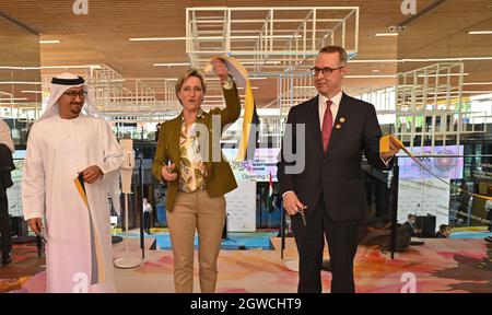 03. Oktober 2021, Vereinigte Arabische Emirate, Dubai: Dawood Abdul Rahman Abdullah Al Hajri (l-r), Generaldirektor der Stadt Dubai, Nicole Hoffmeister-Kraut (CDU), Wirtschaftsministerin Baden-Württembergs, und Ernst Peter Fischer, deutscher Botschafter in den Vereinigten Arabischen Emiraten, eröffnen den Pavillon Baden-Württemberg auf der Expo in Dubai. Sechs Monate lang präsentiert sich der Südwesten Deutschlands dort mit 40 Innovationungsprojekten sowie kulturellen und kulinarischen Darbietungen. Baden-Württemberg ist das einzige Bundesland, das mit einem eigenen Pavillon auf der Messe vertreten ist. Stockfoto
