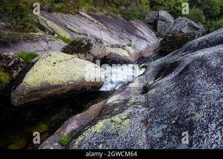 Nationalpark Peneda Gerês, Portugal - 09. Juni 2021 : Fluss Laboreiro Stockfoto