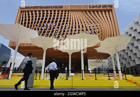 Dubai, Vereinigte Arabische Emirate. Oktober 2021. Besucher besuchen den Pavillon Baden-Württemberg auf der Expo in Dubai. Sechs Monate lang wird sich der Südwesten dort mit 40 Innovationungsprojekten sowie kulturellen und kulinarischen Darbietungen präsentieren. Baden-Württemberg ist das einzige Bundesland, das mit einem eigenen Pavillon auf der Messe vertreten ist. Kredit: Ryan Lim/dpa/Alamy Live Nachrichten Stockfoto