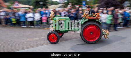 Dobbertin, Deutschland. Oktober 2021. Das traditionelle Landeserntefest Mecklenburg-Vorpommern beginnt mit einer Parade durch die Gemeinde. Mit einem Festgottesdienst, der Parade mit historischer Landtechnik und einem Kunst- und Handwerksmarkt auf dem Festgelände werden gleichzeitig Thanksgiving und der Tag der Deutschen Einheit gefeiert. Quelle: Jens Büttner/dpa-Zentralbild/dpa/Alamy Live News Stockfoto