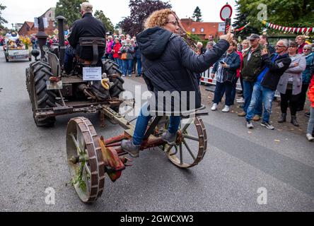 Dobbertin, Deutschland. Oktober 2021. Das traditionelle Landeserntefest Mecklenburg-Vorpommern beginnt mit einer Parade durch die Gemeinde. Mit einem Festgottesdienst, der Parade mit historischer Landtechnik und einem Kunst- und Handwerksmarkt auf dem Festgelände werden gleichzeitig Thanksgiving und der Tag der Deutschen Einheit gefeiert. Quelle: Jens Büttner/dpa-Zentralbild/dpa/Alamy Live News Stockfoto